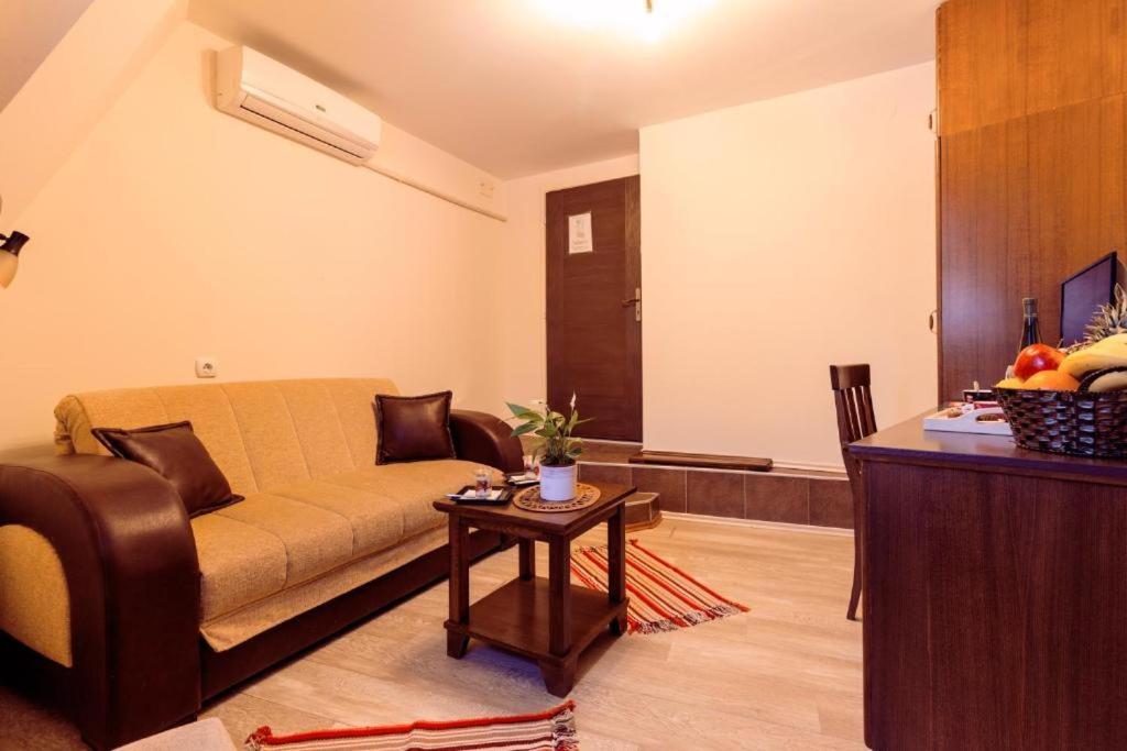 Downtown Rooms Ni Exterior foto
